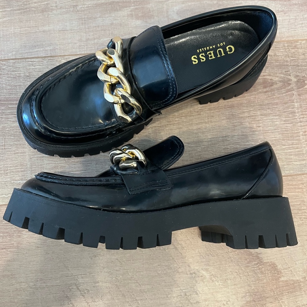Guess chunky black loafers 
Gold chain detail
Size 7
Great condition